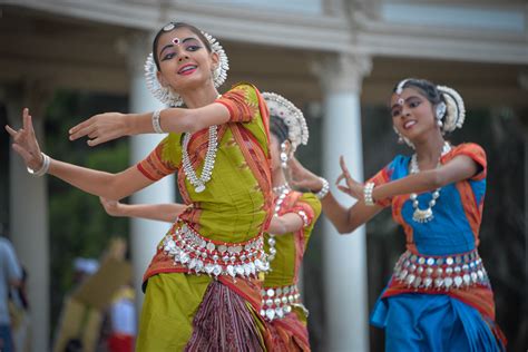 what is bollywood dance and how does it reflect the culture of India?